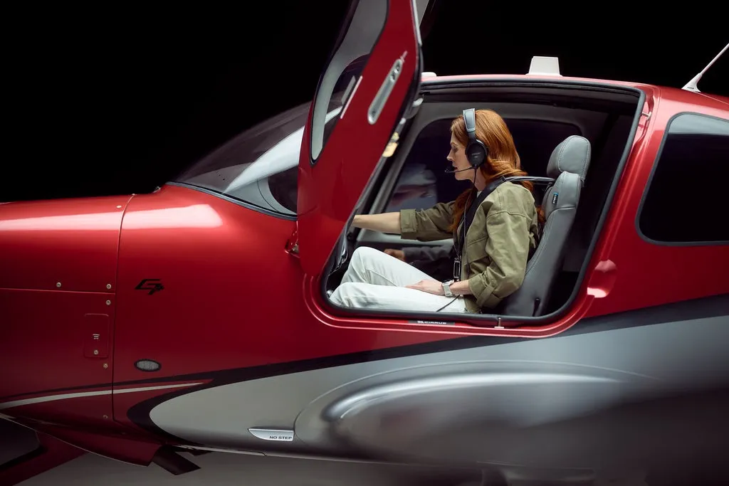 Cirrus SR series aircraft in flight